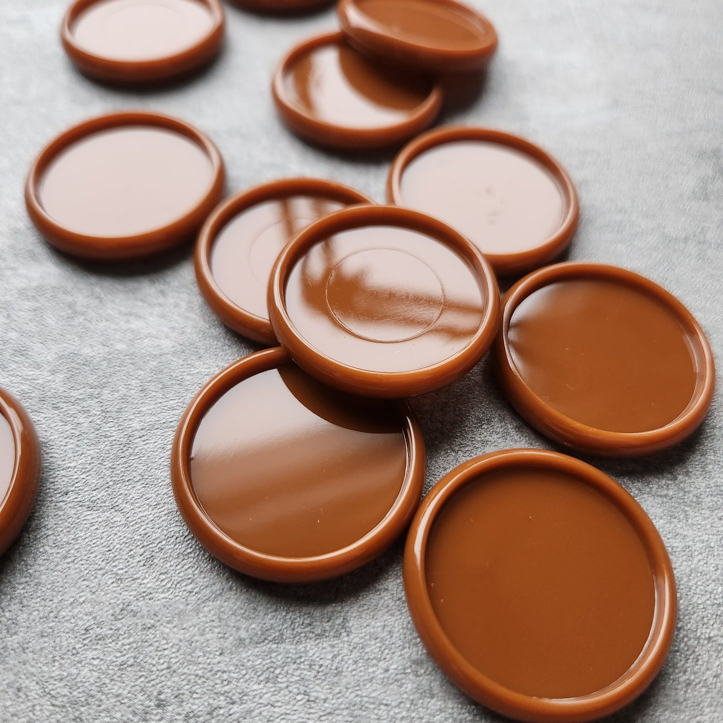 32mm plastic disc, gingerbread