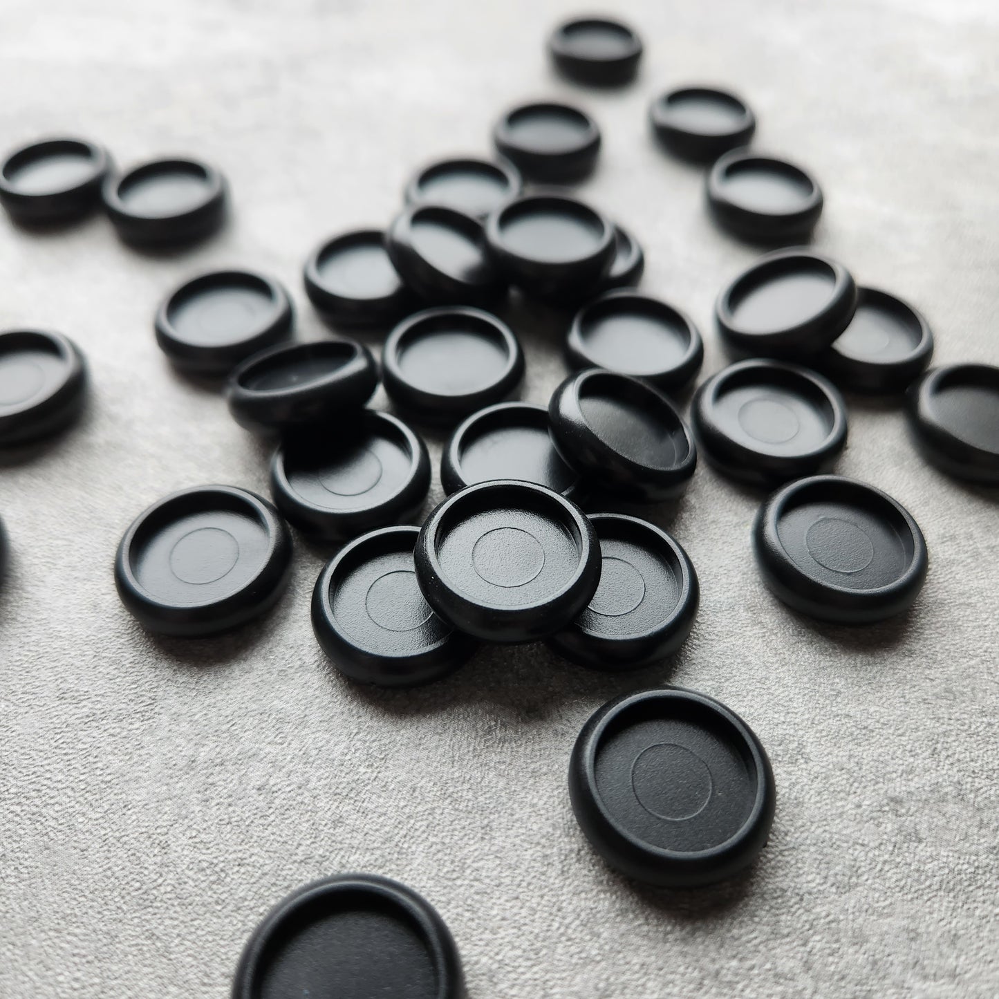 18mm plastic disc, black