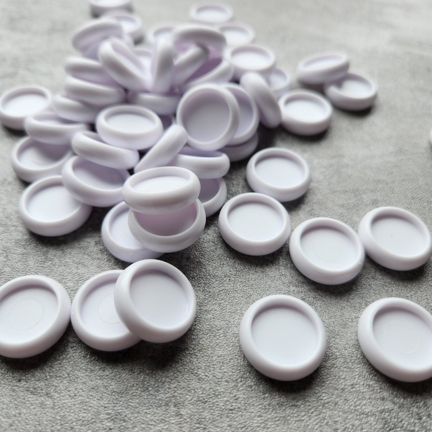 18mm plastic disc, white