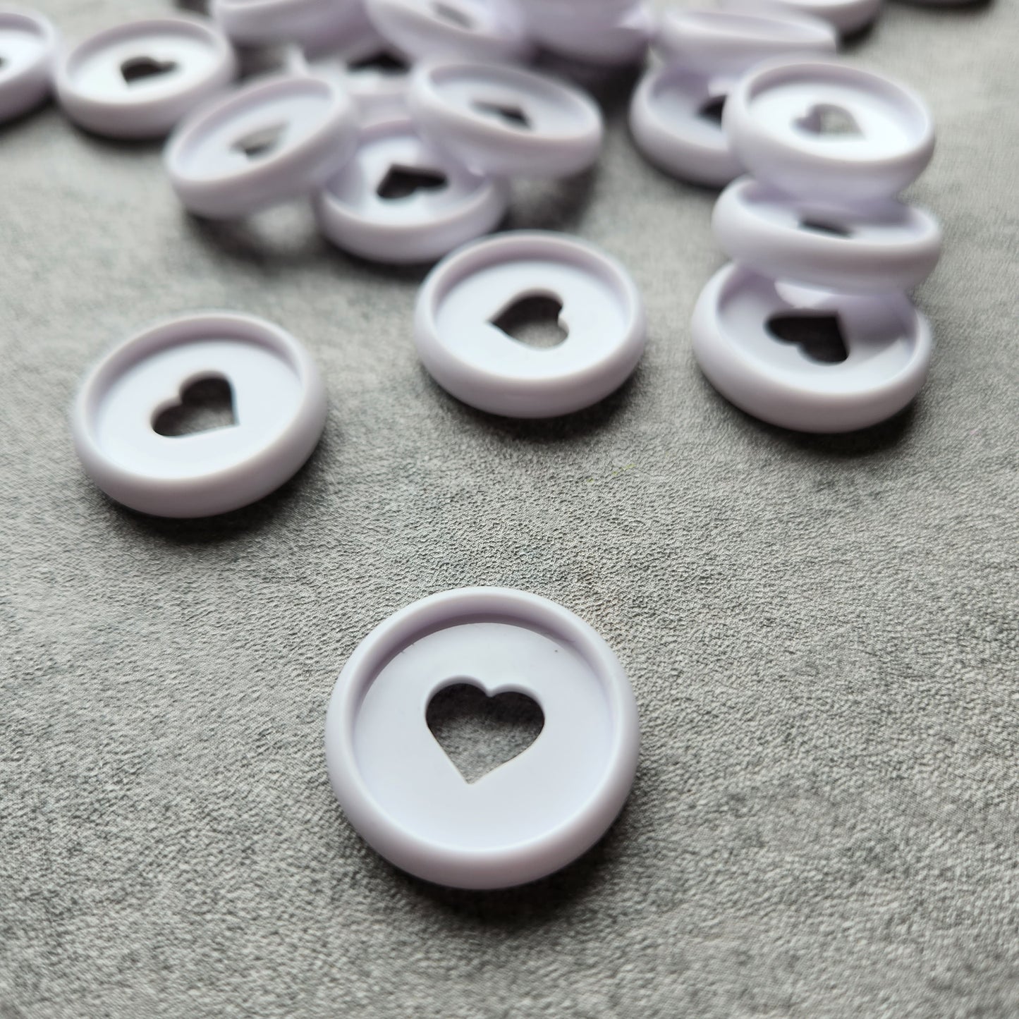 24mm plastic disc, white with heart