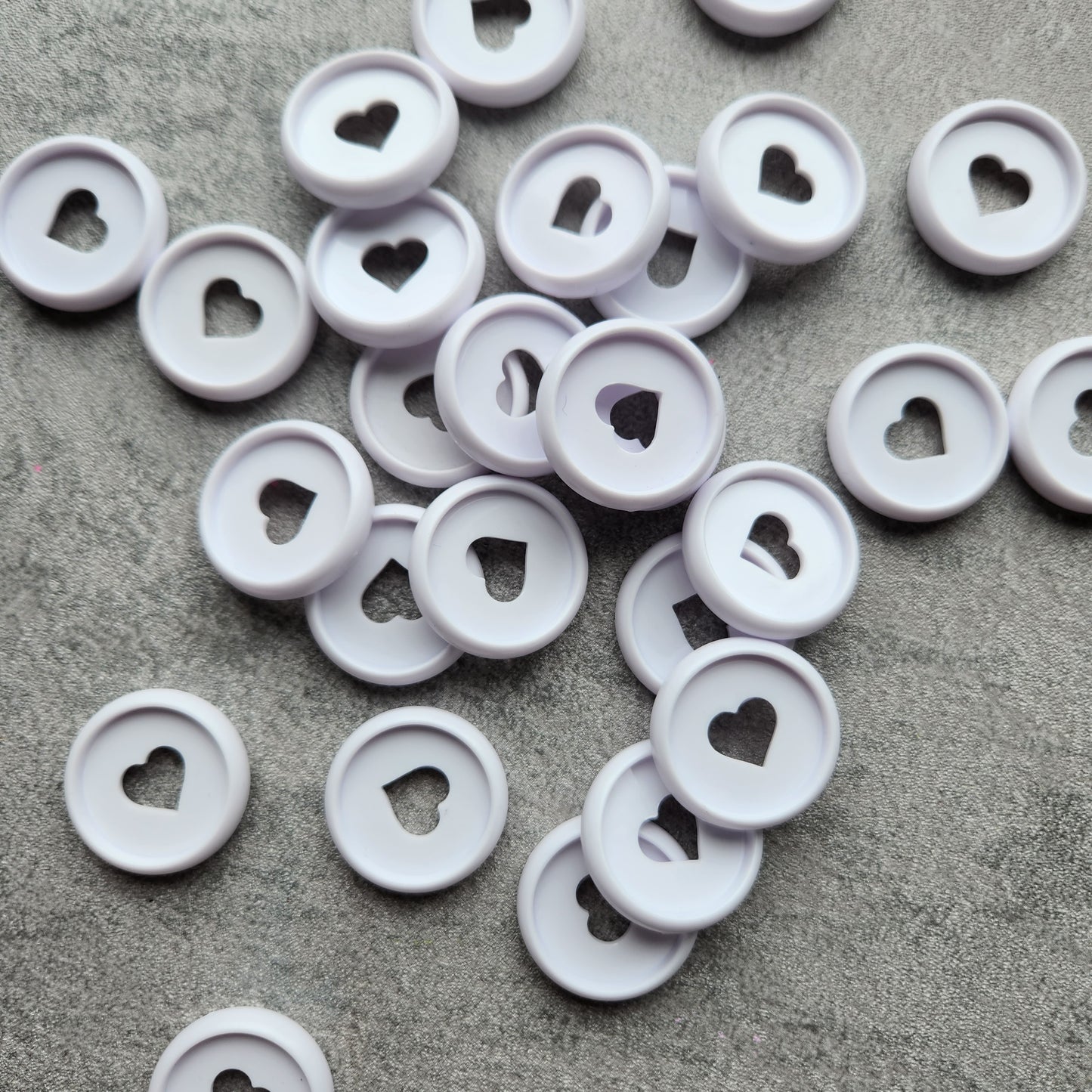 24mm plastic disc, white with heart