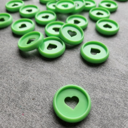 24mm plastic disc, green with heart