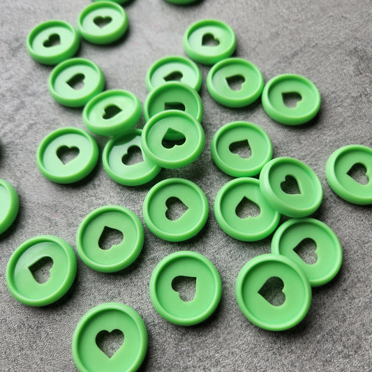 24mm plastic disc, green with heart