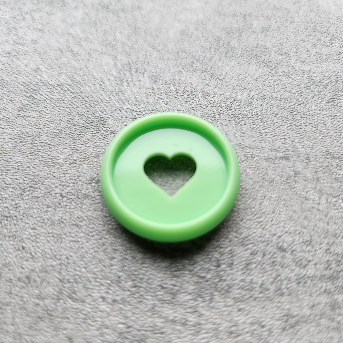 24mm plastic disc, green with heart