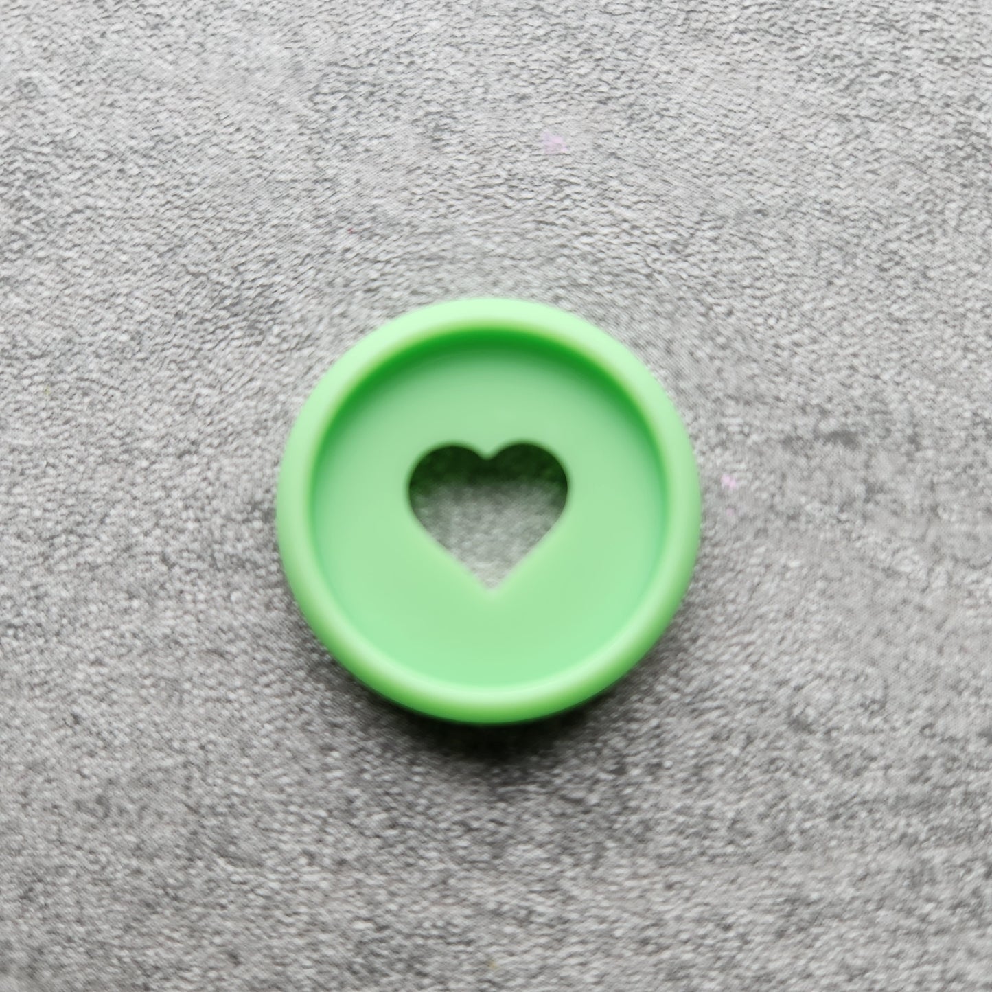 24mm plastic disc, green with heart