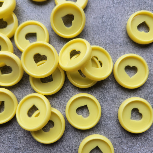 24mm plastic disc, yellow with heart