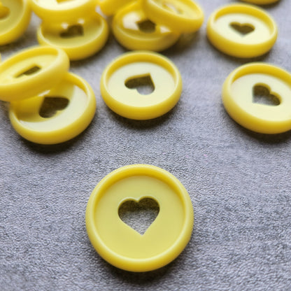 24mm plastic disc, yellow with heart