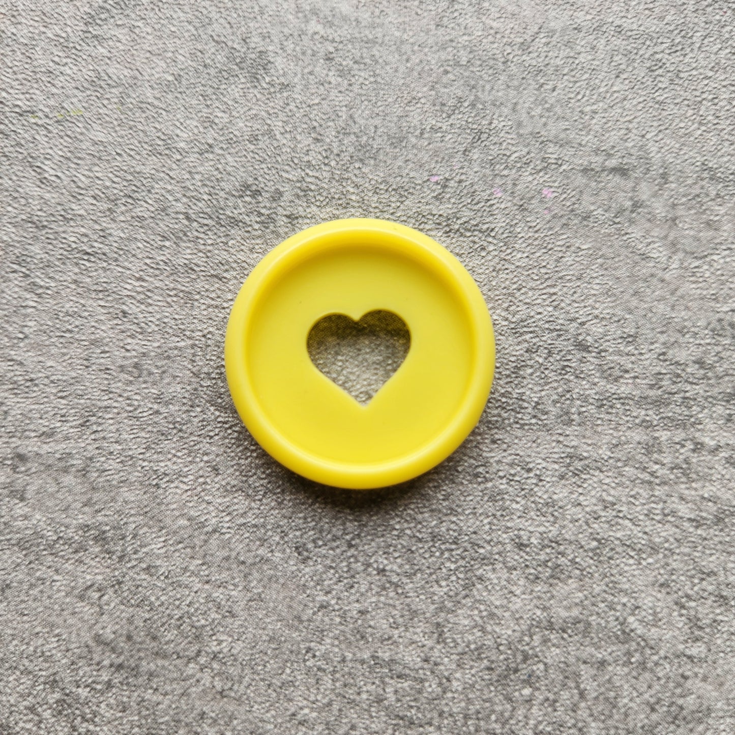 24mm plastic disc, yellow with heart