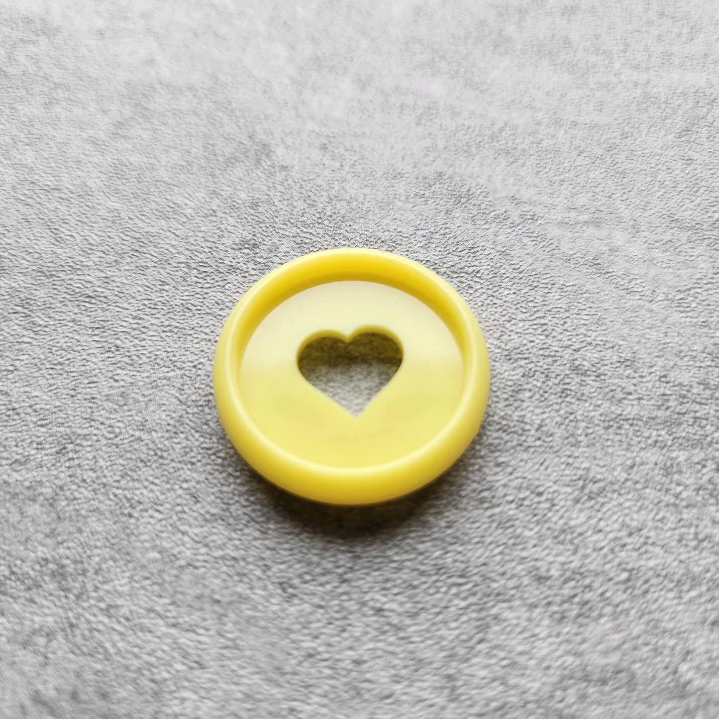 24mm plastic disc, yellow with heart