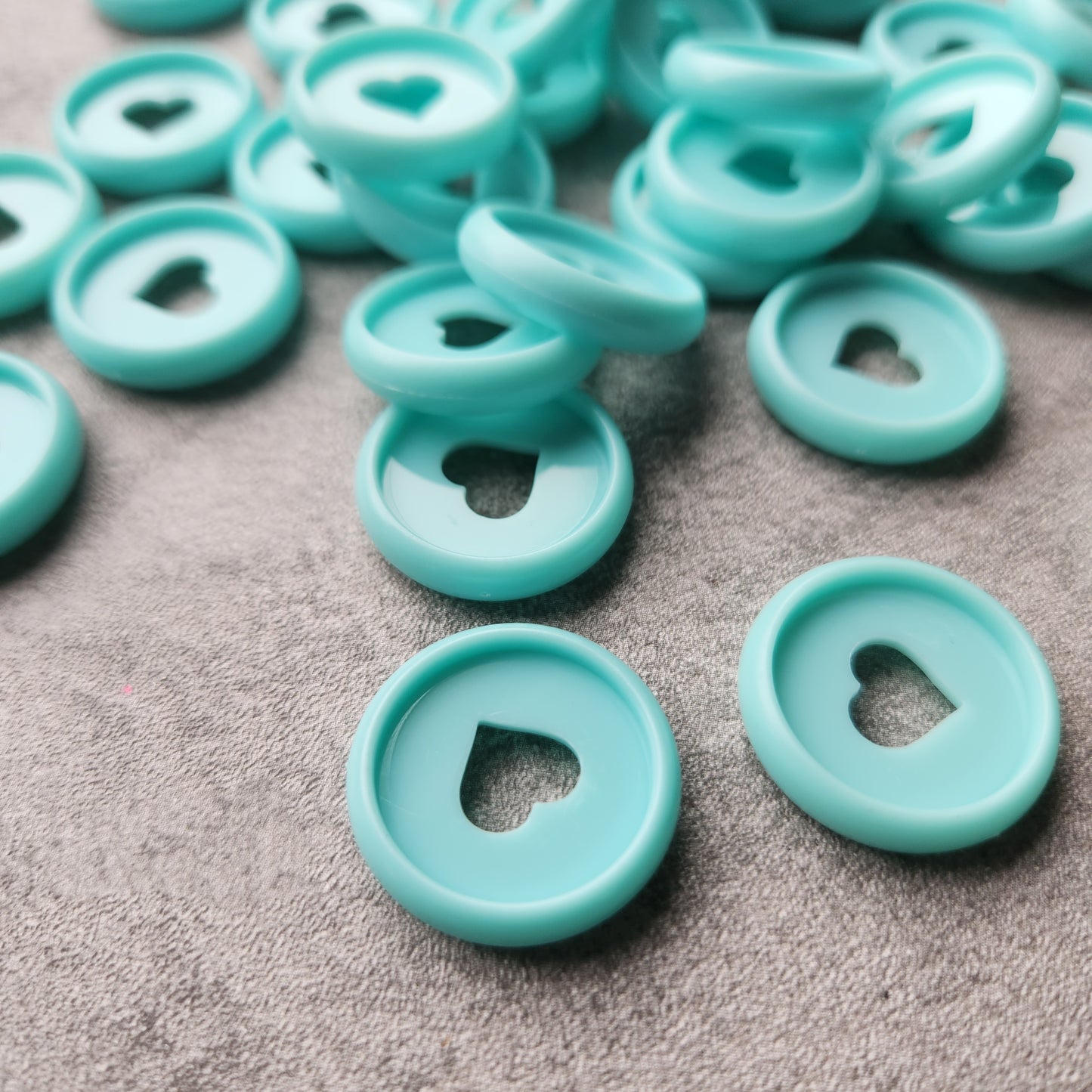 24mm plastic disc, blue with heart