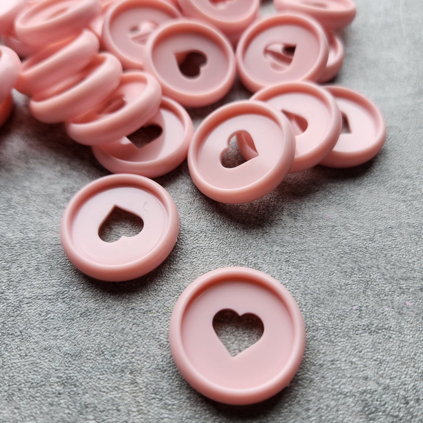 24mm plastic disc, pink with heart