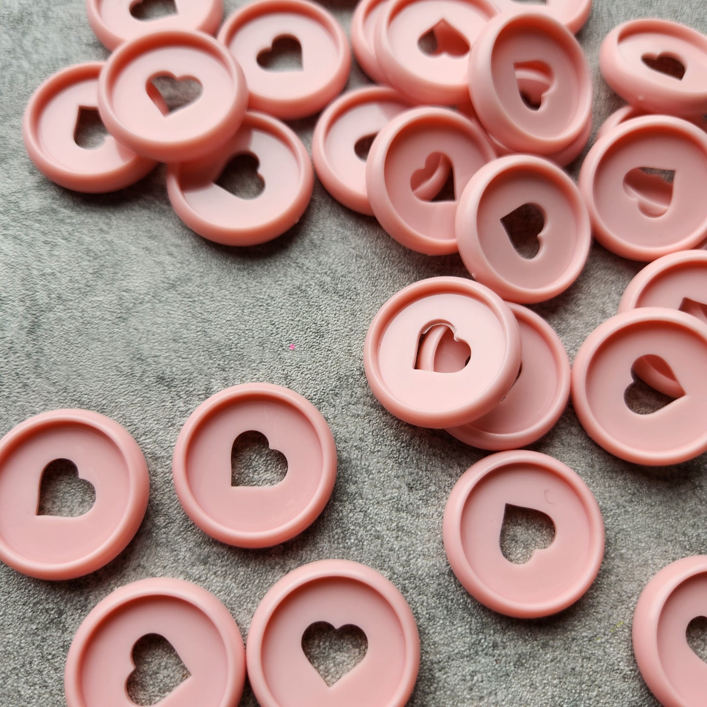 24mm plastic disc, pink with heart