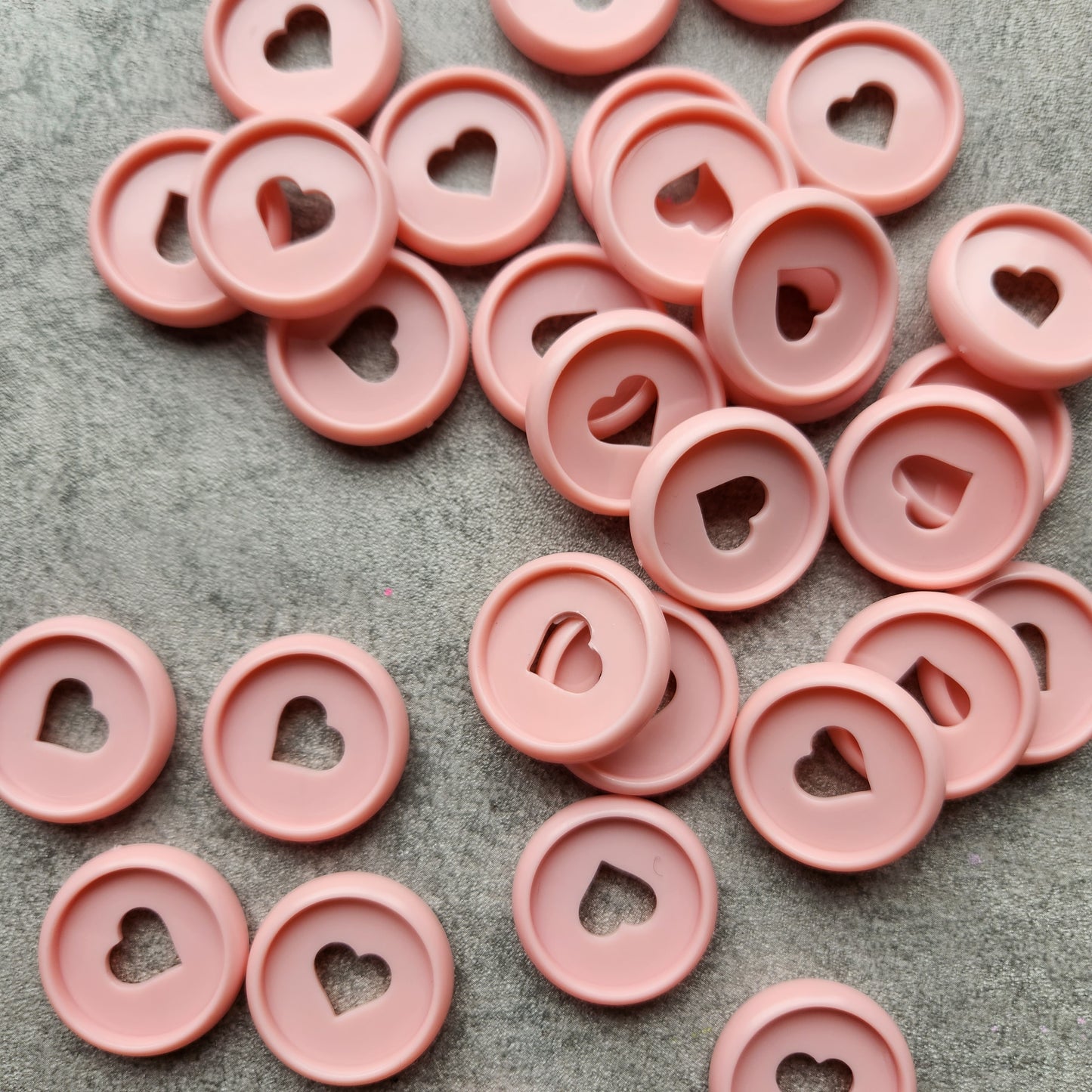 24mm plastic disc, pink with heart