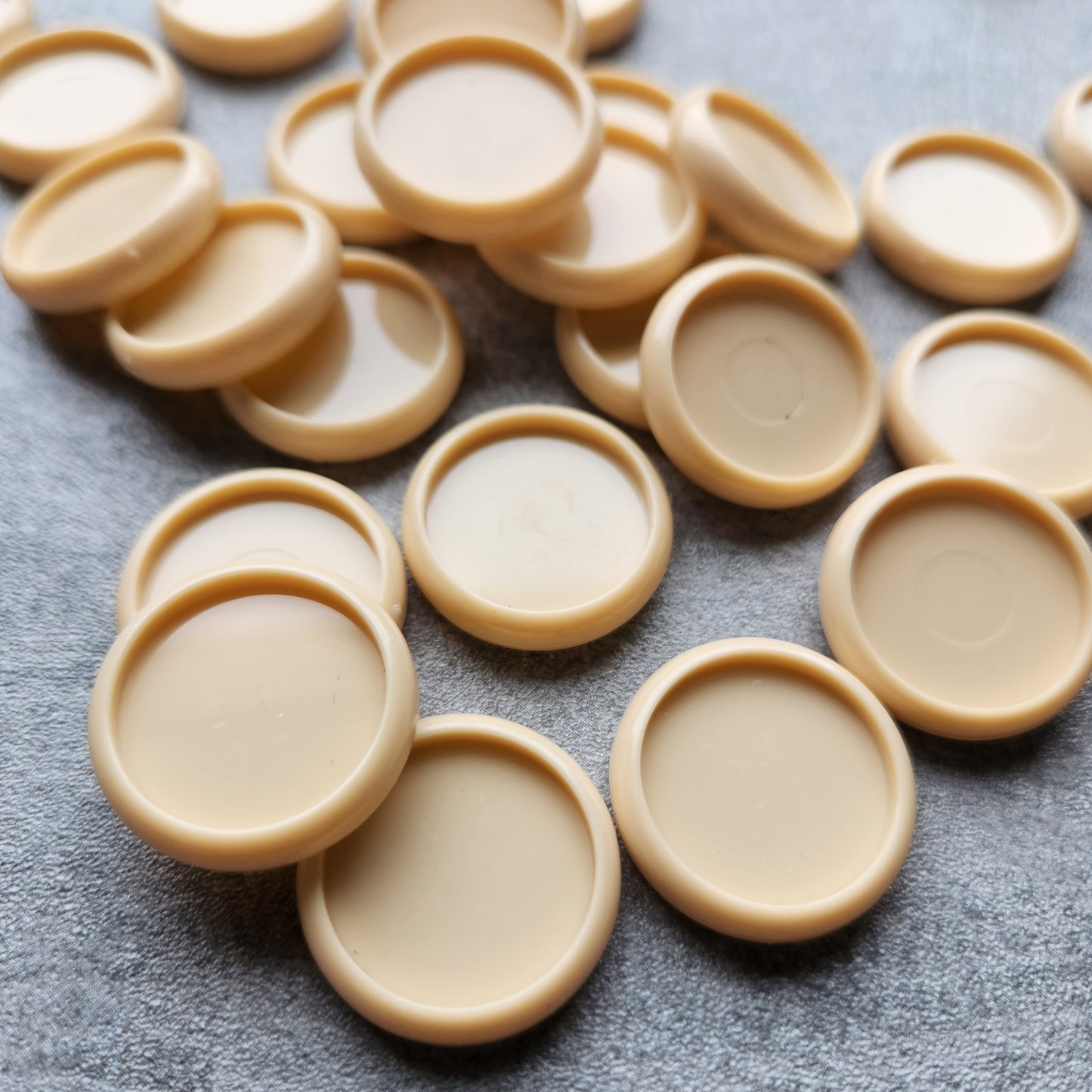 24mm plastic disc, beige