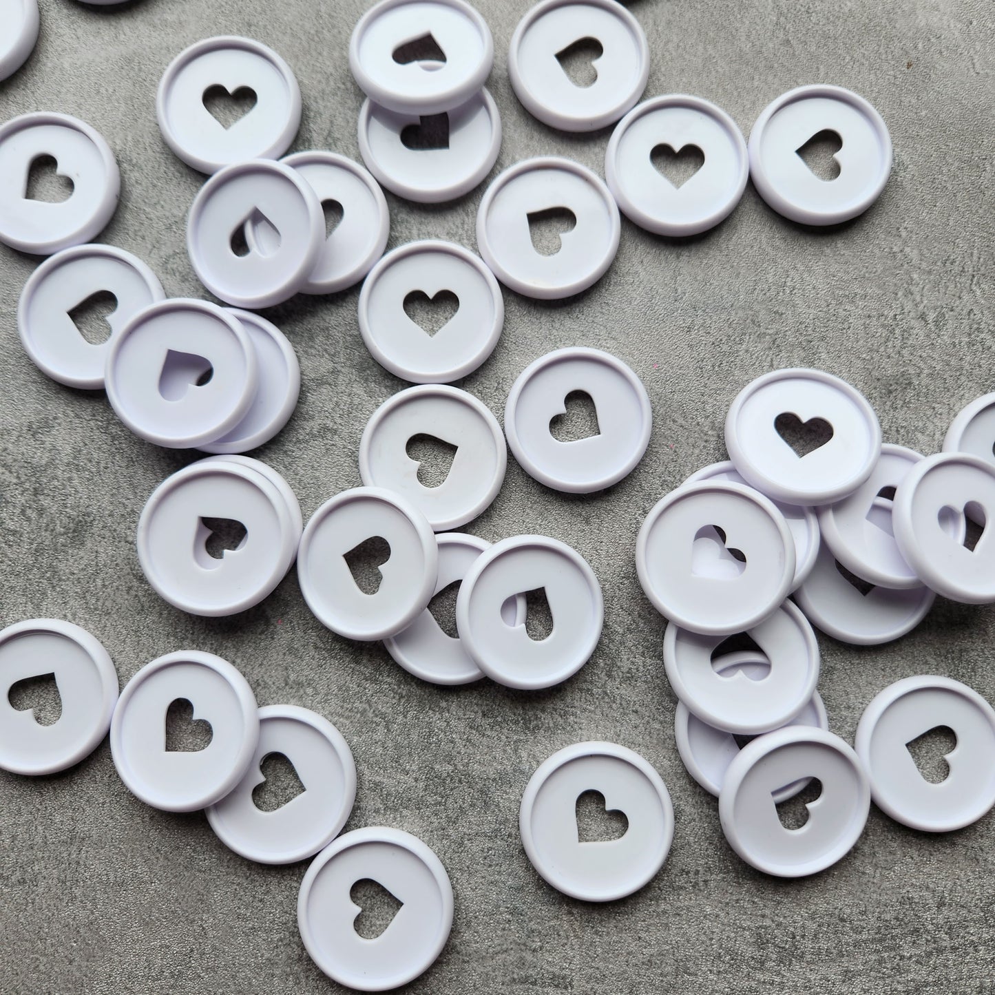 32mm plastic disc, white with heart