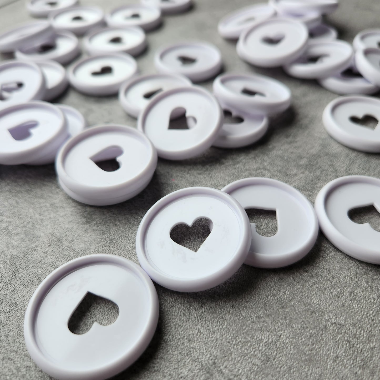 32mm plastic disc, white with heart