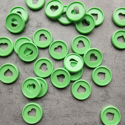 32mm plastic disc, green with heart