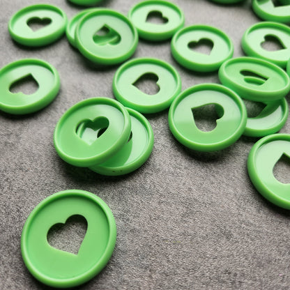 32mm plastic disc, green with heart