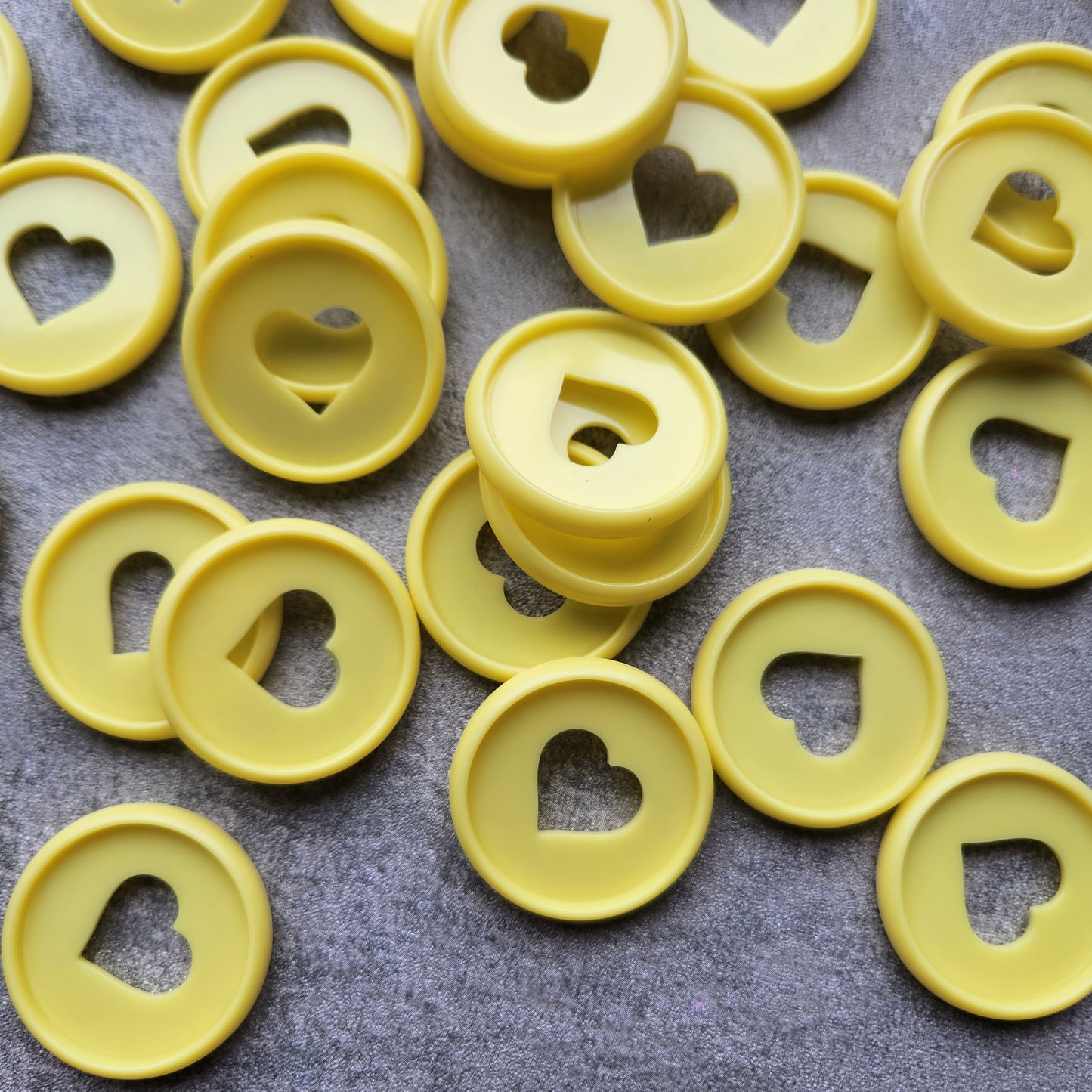 32mm plastic disc, yellow with heart