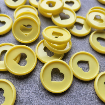 32mm plastic disc, yellow with heart