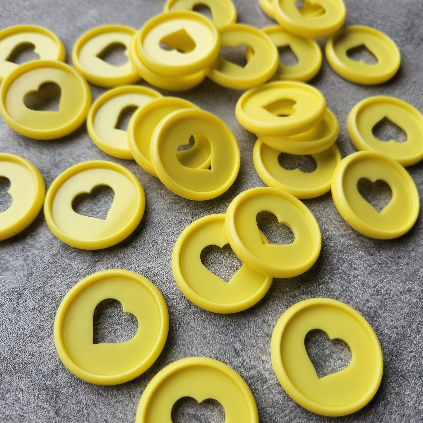 32mm plastic disc, yellow with heart