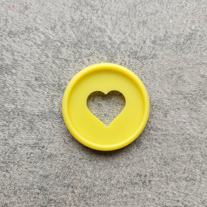 32mm plastic disc, yellow with heart