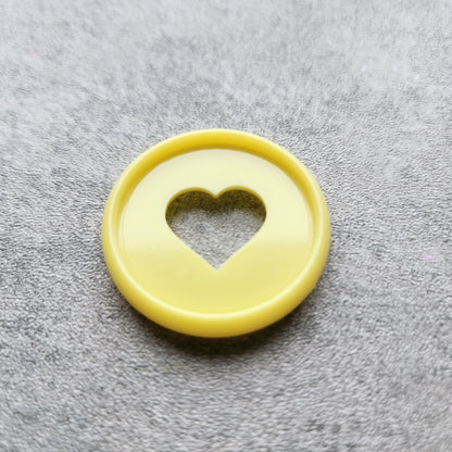 32mm plastic disc, yellow with heart