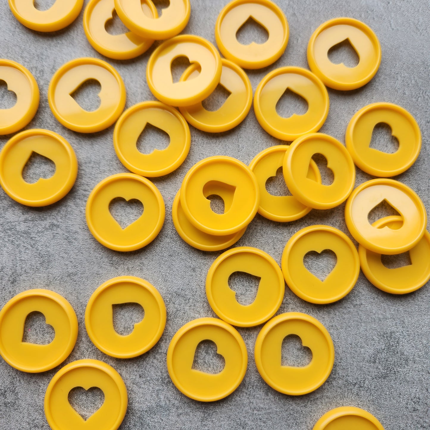 32mm plastic disc, orange with heart