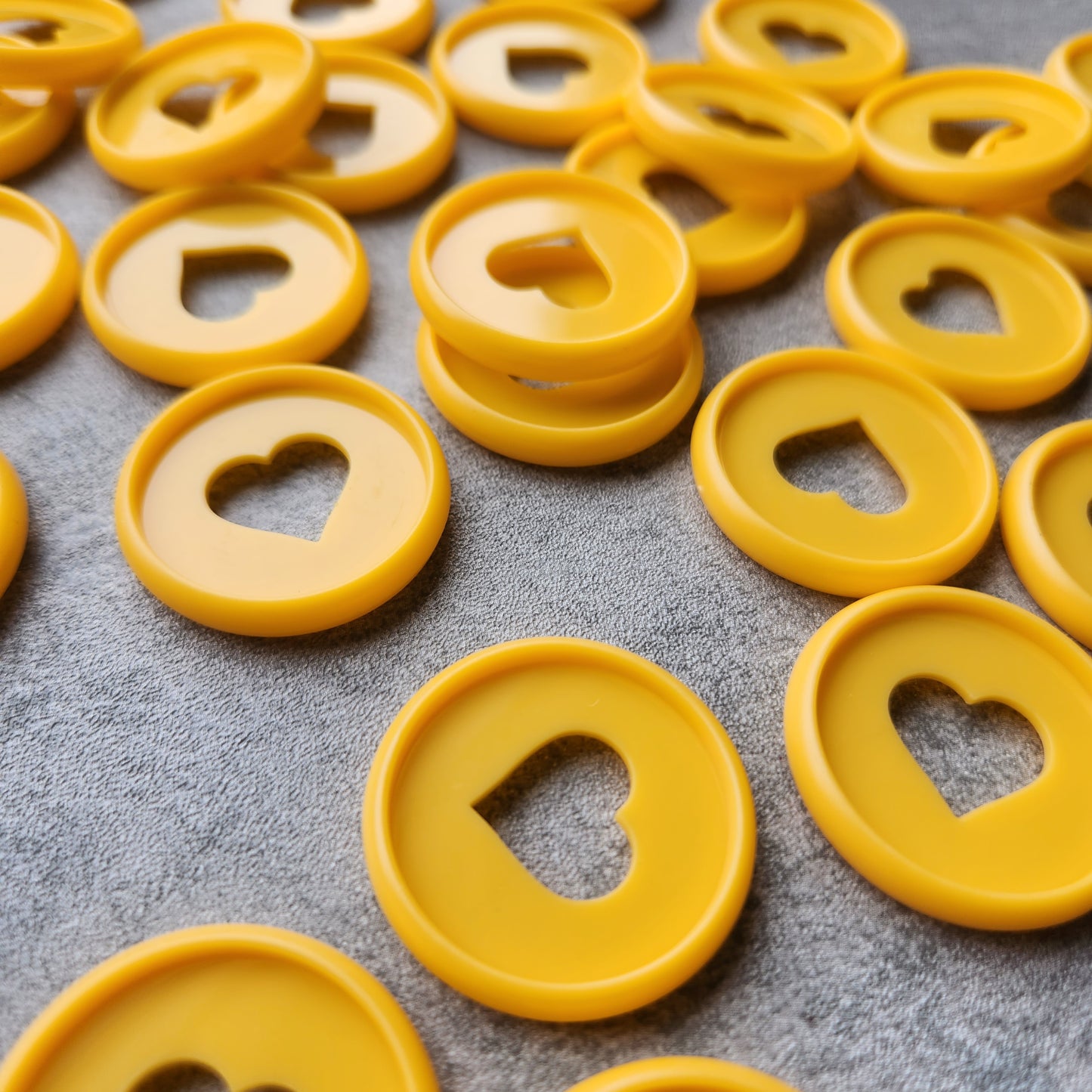 32mm plastic disc, orange with heart