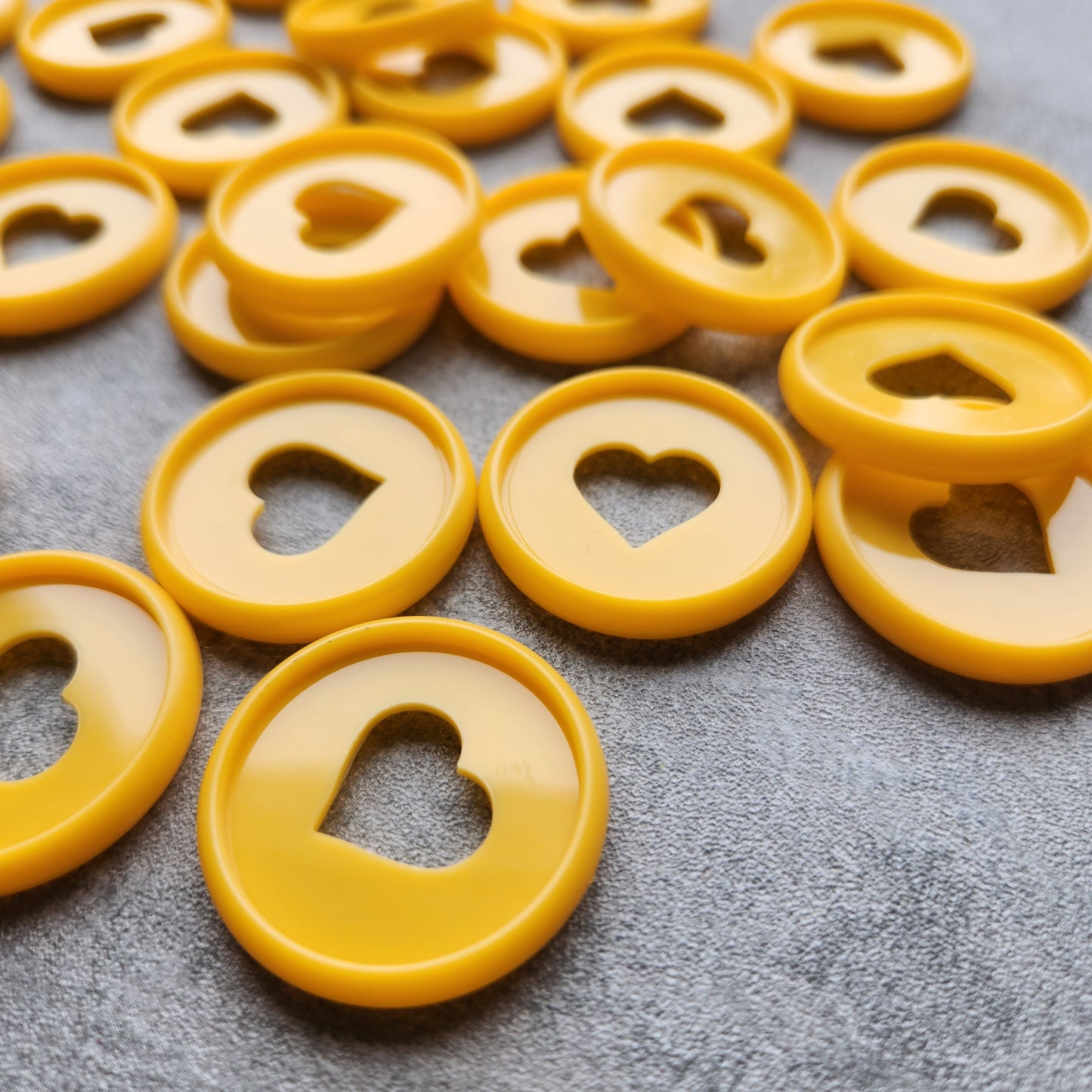 32mm plastic disc, orange with heart