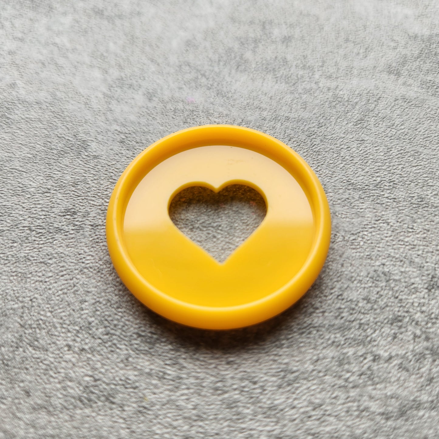 32mm plastic disc, orange with heart