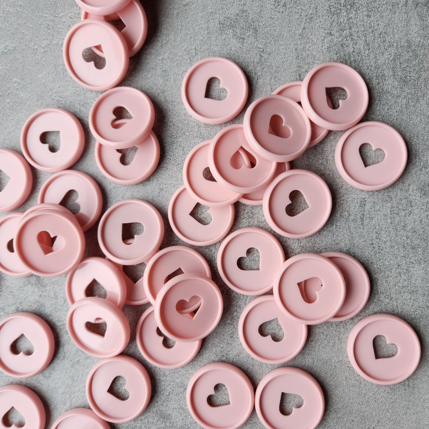 32mm plastic disc, pink with heart