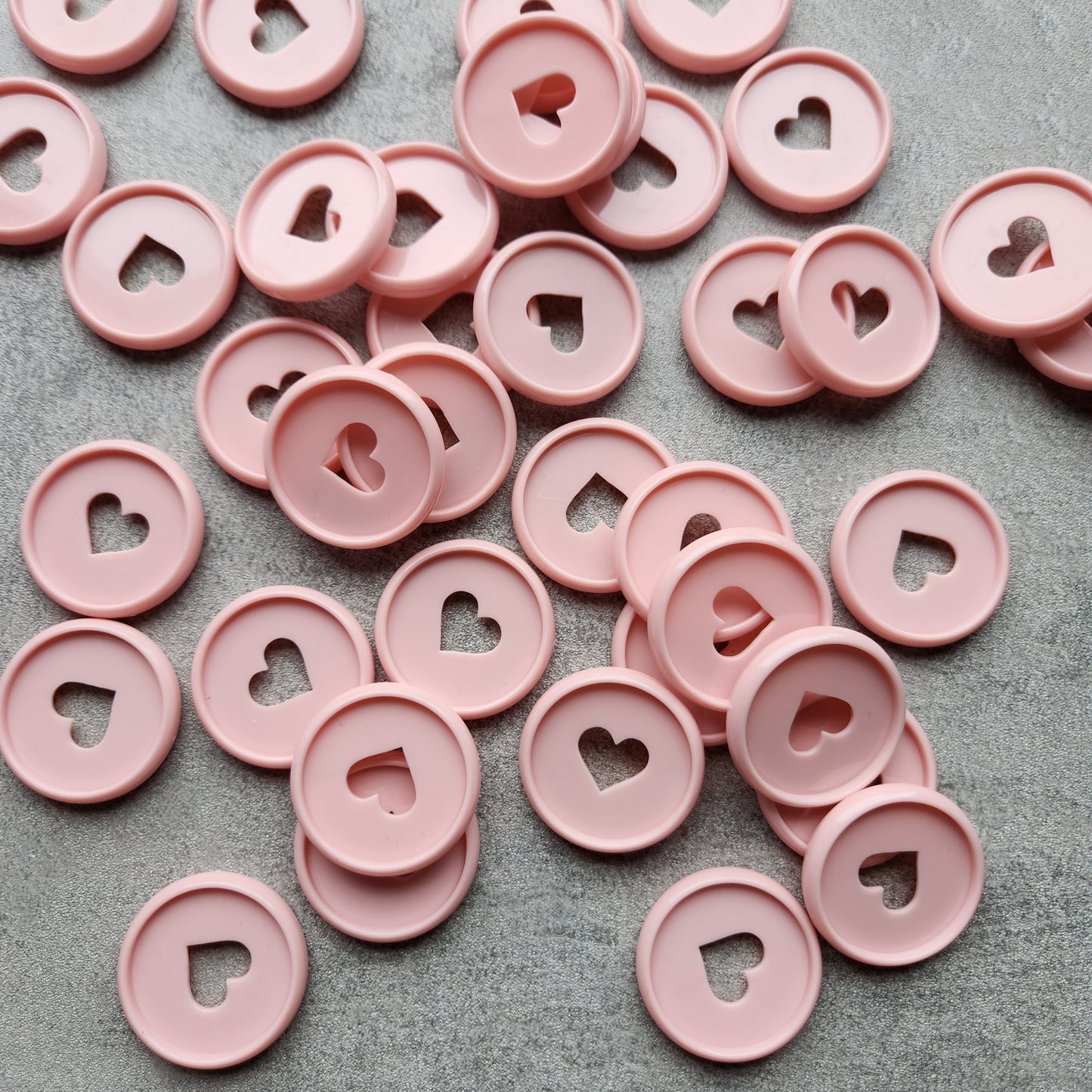 32mm plastic disc, pink with heart