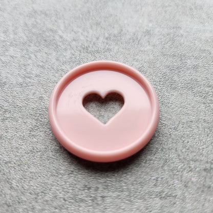 32mm plastic disc, pink with heart