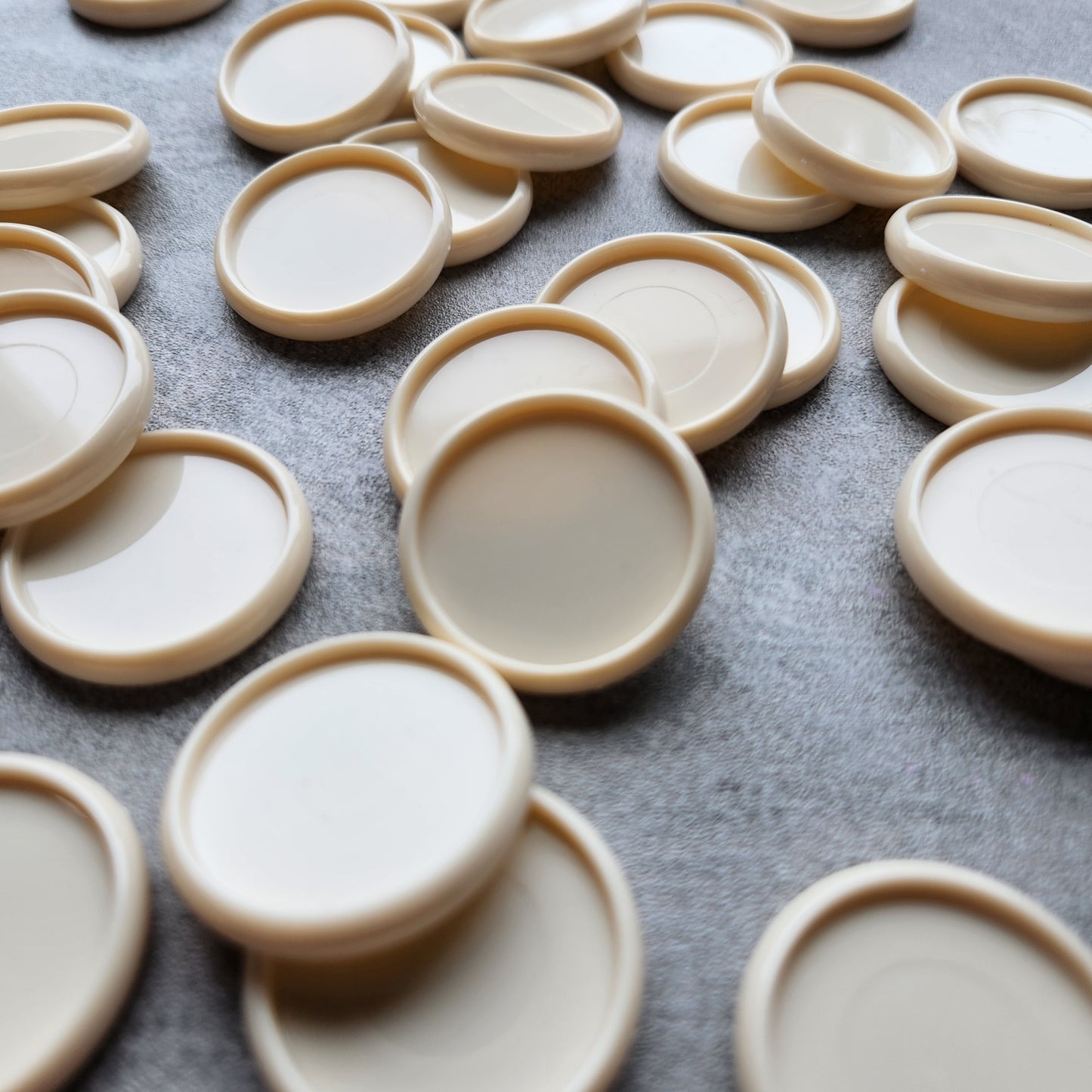 32mm plastic disc, off white